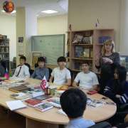 «Русский мир» во Владивостоке познакомил иностранных учеников МЛШ с Москвой и Санкт-Петербургом
