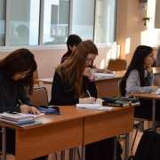 Ученики Международной лингвистической школы спешат на занятия после зимних каникул 