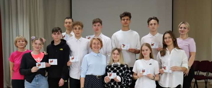 Ученикам 11 класса Международной лингвистической школы вручили золотые значки ГТО  
