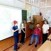 Ученики 5м4 класса Международной лингвистической школы сыграли «Кота в сапогах»,  «Золушку» и «Красную шапочку» на уроке литературы 