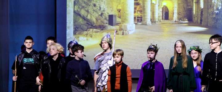 Урок истории на сцене МЛШ: ученики 6 классов доказали, что миром правит справедливость на примере саги о короле Артуре 