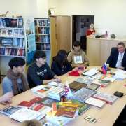 «Русский мир» во Владивостоке познакомил иностранных учеников МЛШ с Москвой и Санкт-Петербургом