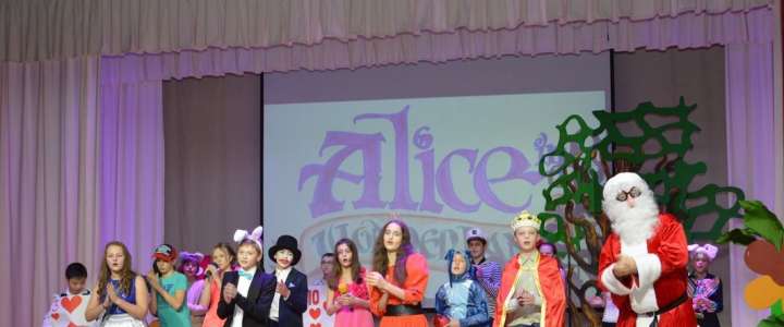 «Алису в Стране чудес» учеников МЛШ посмотрели представители иностранных дипмиссий во Владивостоке