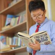 Книжные шкафы Международной лингвистической школы пополнились новыми книгами