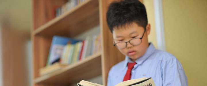 Книжные шкафы Международной лингвистической школы пополнились новыми книгами