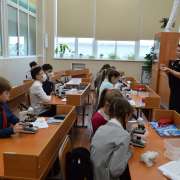 Ученики Международной лингвистической школы спешат на занятия после зимних каникул 