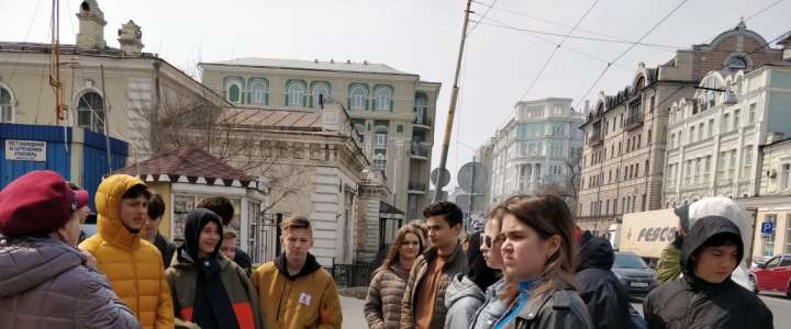 Ученики 8 классов Международной лингвистической школы завершили проект “The Cultural Heritage of Vladivostok” пешеходной экскурсией 