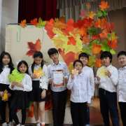 Конкурс чтецов “Осенняя поэзия» в Международной лингвистической школе: ученики начальной школы читали стихи про осень 