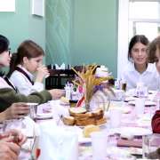 Немецкий завтрак в МЛШ: на урок к ребятам пришли преподаватели немецкого языка ДВФУ 
