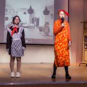 Спектакль «The Kingdom of Crooked Mirrors» на сцене Международной лингвистической школы  представили ученики 6 классов 
