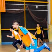 Это была схватка: среди 9 и 10 классов Международной лингвистической школы определилась лучшая команда по волейболу, а среди 7 – лучшая в мини-футболе 