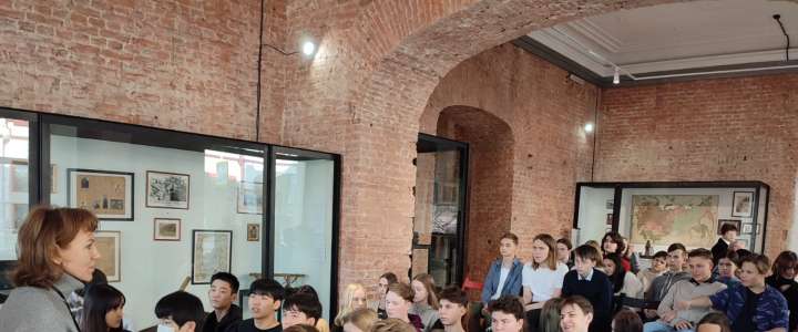 Ученикам 7и 8 классов Международной лингвистической школы в музее Дальнего Востока рассказали о подвиге блокадного Ленинграда 