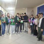 Ученики Международной лингвистической школы продолжают акцию «Корм для «Умки»