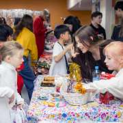 В Международной лингвистической школе состоялась Рождественская ярмарка «Пусть дети верят в чудеса» 