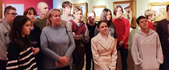 Ученики 9м1 и 9м3 классов Международной лингвистической школы познакомились с творчеством Шишкина в Приморской картинной галерее