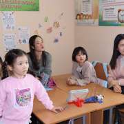 Накануне Международного женского дня мамы и дочки из начальной школы МЛШ сыграли в квиз