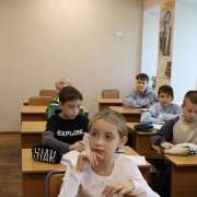 На уроках литературы ученики 5м1 класса МЛШ рисуют иллюстрации к стихам русских поэтов 