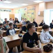 Читайте стихи поэтов-фронтовиков, там вся правда о войне: Валентина Беляева, бабушка учеников МЛШ, встретилась со школьниками на уроке истории