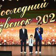 Дорогие наши выпускники! Сегодня вы прощаетесь со школой, которая стала для вас добрым домом, где вы получали знания, дружили, радовались победам и огорчались неудачам. 