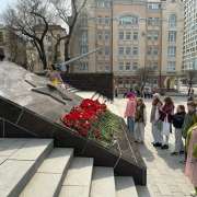 Ученики 2м2 и 4м1 классов МЛШ возложили цветы к мемориалу и отправились на музейный урок «Приморский край в годы Великой Отечественной войны»   