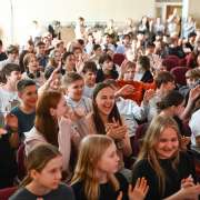 «Русский клуб. Весенний концерт»: иностранные ученики представили на сцене МЛШ творческие номера одноклассникам и родителям