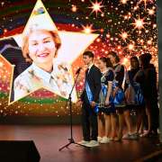 Дорогие наши выпускники! Сегодня вы прощаетесь со школой, которая стала для вас добрым домом, где вы получали знания, дружили, радовались победам и огорчались неудачам. 