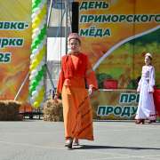 Коллекцию &laquo;Золотая хохлома&raquo; театра моды &laquo;Вдохновение&raquo; МЛШ публика встретила аплодисментами на Дне приморского меда 