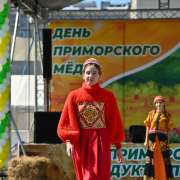 Коллекцию &laquo;Золотая хохлома&raquo; театра моды &laquo;Вдохновение&raquo; МЛШ публика встретила аплодисментами на Дне приморского меда 
