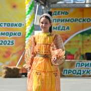 Коллекцию &laquo;Золотая хохлома&raquo; театра моды &laquo;Вдохновение&raquo; МЛШ публика встретила аплодисментами на Дне приморского меда 