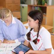 International Literacy Day 2025: пятиклассники МЛШ на уроках английского языка узнают, как отличить фейк от правдивой новости 