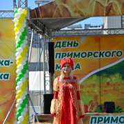 Коллекцию &laquo;Золотая хохлома&raquo; театра моды &laquo;Вдохновение&raquo; МЛШ публика встретила аплодисментами на Дне приморского меда 