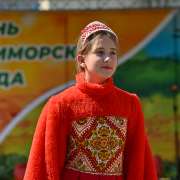 Коллекцию &laquo;Золотая хохлома&raquo; театра моды &laquo;Вдохновение&raquo; МЛШ публика встретила аплодисментами на Дне приморского меда 