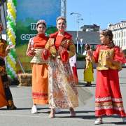 Коллекцию &laquo;Золотая хохлома&raquo; театра моды &laquo;Вдохновение&raquo; МЛШ публика встретила аплодисментами на Дне приморского меда 