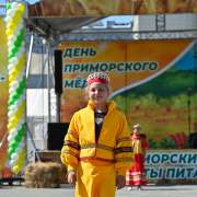 Коллекцию &laquo;Золотая хохлома&raquo; театра моды &laquo;Вдохновение&raquo; МЛШ публика встретила аплодисментами на Дне приморского меда 
