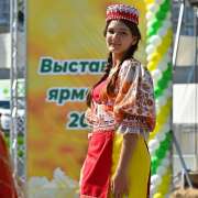Коллекцию &laquo;Золотая хохлома&raquo; театра моды &laquo;Вдохновение&raquo; МЛШ публика встретила аплодисментами на Дне приморского меда 