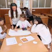 International Literacy Day 2025: пятиклассники МЛШ на уроках английского языка узнают, как отличить фейк от правдивой новости 