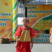 Коллекцию &laquo;Золотая хохлома&raquo; театра моды &laquo;Вдохновение&raquo; МЛШ публика встретила аплодисментами на Дне приморского меда 