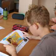 International Literacy Day 2025: пятиклассники МЛШ на уроках английского языка узнают, как отличить фейк от правдивой новости 