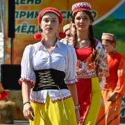 Коллекцию &laquo;Золотая хохлома&raquo; театра моды &laquo;Вдохновение&raquo; МЛШ публика встретила аплодисментами на Дне приморского меда 