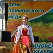 Коллекцию &laquo;Золотая хохлома&raquo; театра моды &laquo;Вдохновение&raquo; МЛШ публика встретила аплодисментами на Дне приморского меда 