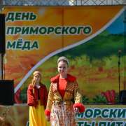 Коллекцию &laquo;Золотая хохлома&raquo; театра моды &laquo;Вдохновение&raquo; МЛШ публика встретила аплодисментами на Дне приморского меда 