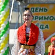 Коллекцию &laquo;Золотая хохлома&raquo; театра моды &laquo;Вдохновение&raquo; МЛШ публика встретила аплодисментами на Дне приморского меда 