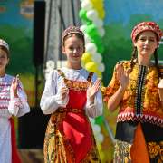 Коллекцию &laquo;Золотая хохлома&raquo; театра моды &laquo;Вдохновение&raquo; МЛШ публика встретила аплодисментами на Дне приморского меда 