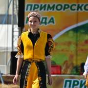 Коллекцию &laquo;Золотая хохлома&raquo; театра моды &laquo;Вдохновение&raquo; МЛШ публика встретила аплодисментами на Дне приморского меда 