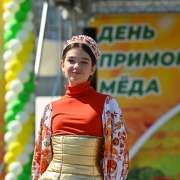 Коллекцию &laquo;Золотая хохлома&raquo; театра моды &laquo;Вдохновение&raquo; МЛШ публика встретила аплодисментами на Дне приморского меда 