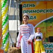 Коллекцию &laquo;Золотая хохлома&raquo; театра моды &laquo;Вдохновение&raquo; МЛШ публика встретила аплодисментами на Дне приморского меда 