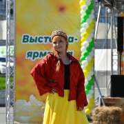 Коллекцию &laquo;Золотая хохлома&raquo; театра моды &laquo;Вдохновение&raquo; МЛШ публика встретила аплодисментами на Дне приморского меда 