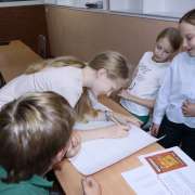 International Literacy Day 2025: пятиклассники МЛШ на уроках английского языка узнают, как отличить фейк от правдивой новости 