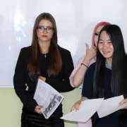 International Literacy Day 2025: пятиклассники МЛШ на уроках английского языка узнают, как отличить фейк от правдивой новости 