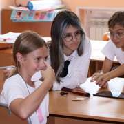 International Literacy Day 2025: пятиклассники МЛШ на уроках английского языка узнают, как отличить фейк от правдивой новости 